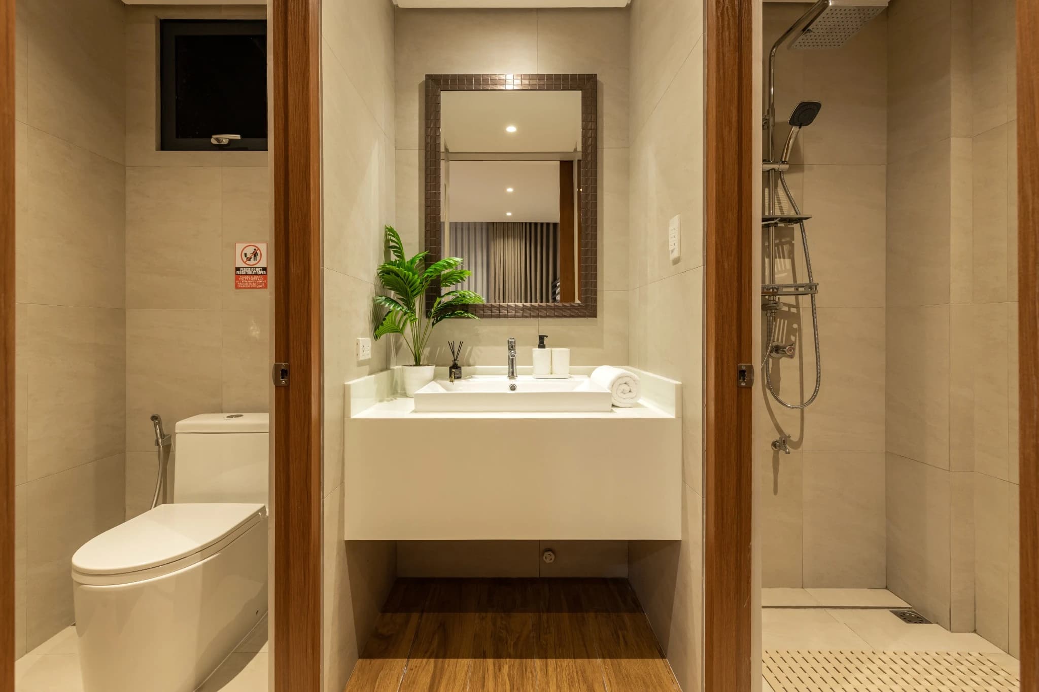 En-suite bathroom for group room